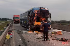 Xe khách va chạm xe đầu kéo trên cao tốc qua Hà Tĩnh, 5 người bị thương