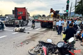 Hà Tĩnh: Xe tải cẩu tông 4 xe máy đang dừng chờ đèn đỏ