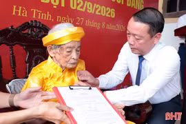 Chủ tịch UBND tỉnh trao tặng Huy hiệu 80 năm tuổi Đảng cho đảng viên tại xã Tùng Lộc