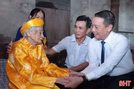 Nữ cán bộ lão thành nhận Huy hiệu 80 năm tuổi Đảng ở tuổi 101