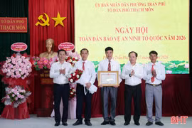 Bí thư Tỉnh ủy Nguyễn Duy Lâm chung vui Ngày hội toàn dân bảo vệ ANTQ tại phường Trần Phú