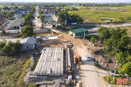 Phân luồng giao thông quốc lộ 15 phục vụ thi công cầu Chợ Giấy 