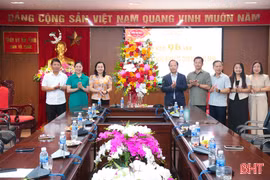 Thường trực Tỉnh ủy chúc mừng ngày truyền thống các cơ quan tham mưu, giúp việc Tỉnh ủy