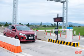 Thu phí cao tốc ở Hà Tĩnh: Nhiều ôtô chưa dán thẻ, tài khoản không đủ tiền khi qua trạm