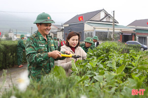 Cùng “dệt” màu xanh ở vùng biên Hà Tĩnh