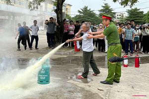 Viên chức, người lao động BVĐK tỉnh Hà Tĩnh tham gia diễn tập chữa cháy