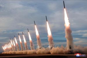 Nhà lãnh đạo Triều Tiên thị sát diễn tập phóng tên lửa