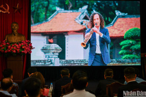 Báo Nhân Dân ra mắt MV Kenny G "Going Home" quảng bá du lịch Việt Nam