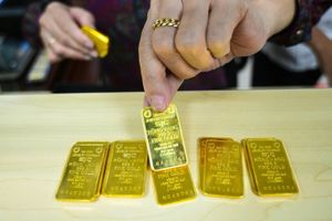 Giá vàng hôm nay 5/4/2024: Vàng trong nước tăng, thế giới giảm
