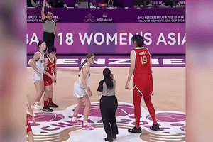 Nữ cầu thủ bóng rổ cao 2,2 mét biến đối thủ thành tí hon