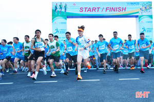 Gần 500 người tham gia chạy marathon và làm sạch biển