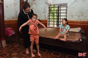 Khát khao đến trường của 2 chị em bị nhược cơ bẩm sinh ở Hà Tĩnh