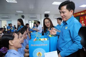 Tổng LĐLĐ Việt Nam trao quà cho công nhân, lao động khó khăn ở Hà Tĩnh