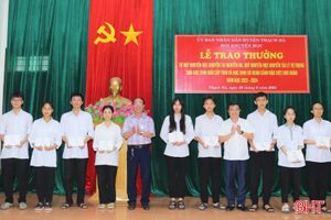 Thạch Hà trao thưởng 106 suất quà cho học sinh giỏi tỉnh