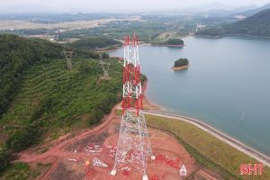 Những cột điện khổng lồ trên tuyến đường dây 500 kV mạch 3 qua Hà Tĩnh