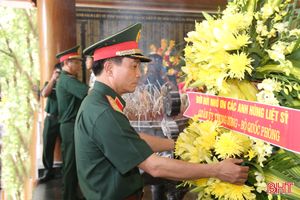 Đoàn công tác Quân ủy Trung ương, Bộ Quốc phòng dâng hương tại Ngã ba Đồng Lộc