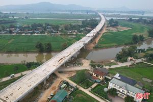 Cầu vượt sông cao tốc nối Nghệ An - Hà Tĩnh trước ngày hợp long