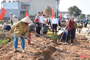 Phụ nữ Lộc Hà ra quân chỉnh trang nhà sạch, vườn đẹp