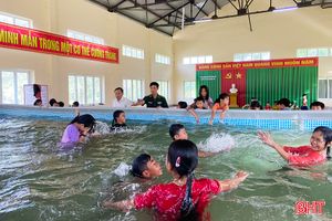 Trẻ em dân tộc Chứt hào hứng học bơi, phòng chống đuối nước