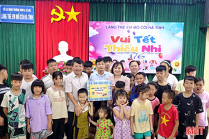 Nhiều phần quà đến với Làng trẻ em mồ côi Hà Tĩnh 