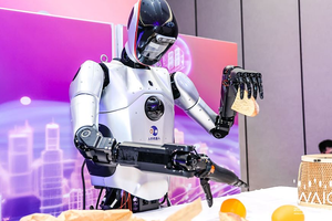 Robot hình người đa năng cỡ lớn đầu tiên của Trung Quốc