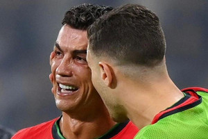 Ronaldo bật khóc, Bồ Đào Nha vào tứ kết sau loạt luân lưu