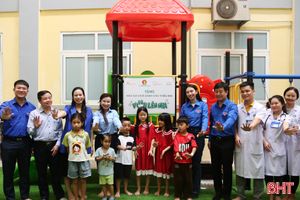 Hoa hậu Thùy Tiên tham gia trao tặng khu vui chơi trẻ em cho BVĐK tỉnh Hà Tĩnh