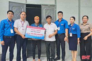 Agribank Hà Tĩnh II trao 60 triệu đồng giúp gia đình khó khăn xây nhà 