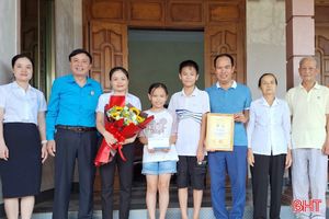 Công đoàn Điện lực Hà Tĩnh tặng quà gia đình công nhân tiêu biểu