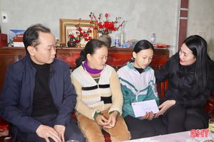 “Mẹ đỡ đầu” cho 59 trẻ em mồ côi ở Vũ Quang