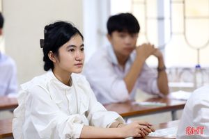 Thí sinh tại 36 điểm thi ở Hà Tĩnh bước vào buổi thi đầu tiên