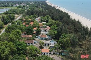 Sớm dọn dẹp các dãy nhà hoang bên bãi biển Xuân Yên