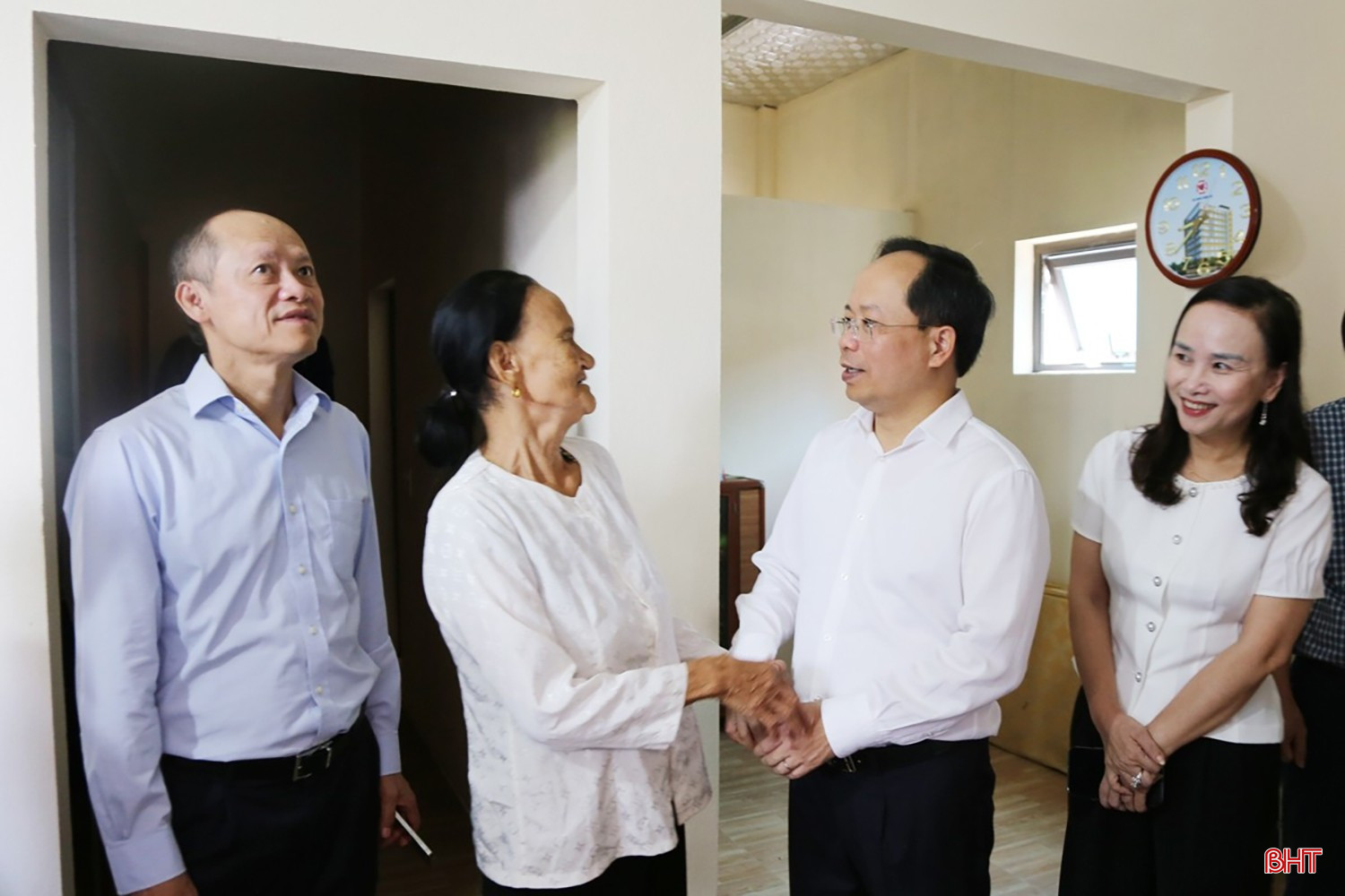 Bí thư Tỉnh ủy Nguyễn Duy Lâm và Phó Chủ tịch Thường trực UBND tỉnh Nguyễn Hồng Lĩnh (nay là Phó Bí thư Tỉnh ủy) chúc mừng gia đình bà Bùi Thị Thiên (thôn Đoài Duyệt, xã Vượng Lộc; nay thuộc xã Can Lộc) tại lễ khánh thành công trình nhà ở từ nguồn hỗ trợ của tỉnh và nguồn huy động xã hội hóa của địa phương, sự hỗ trợ của người thân, bà con lối xóm (29/5/20250). Bí thư Tỉnh ủy Nguyễn Duy Lâm và Phó Chủ tịch Thường trực UBND tỉnh Nguyễn Hồng Lĩnh (nay là Phó Bí thư Tỉnh ủy) chúc mừng gia đình bà Bùi Thị Thiên (thôn Đoài Duyệt, xã Vượng Lộc; nay thuộc xã Can Lộc) tại lễ khánh thành công trình nhà ở từ nguồn hỗ trợ của tỉnh và nguồn huy động xã hội hóa của địa phương, sự hỗ trợ của người thân, bà con lối xóm (29/5/20250).