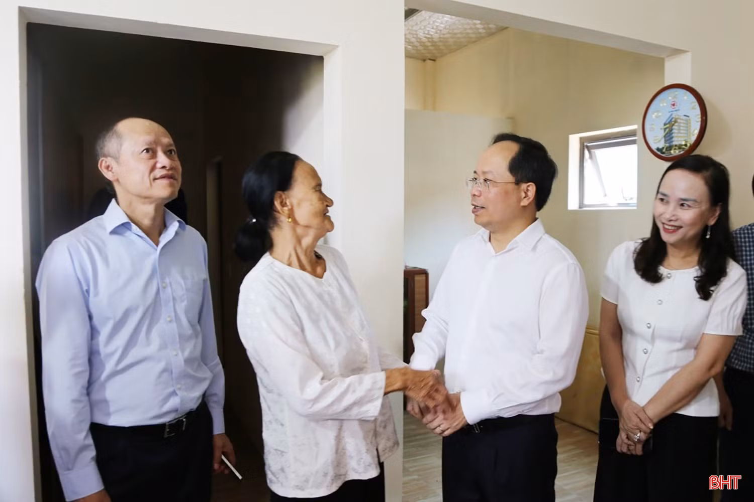 Bí thư Tỉnh ủy Nguyễn Duy Lâm và Phó Chủ tịch Thường trực UBND tỉnh Nguyễn Hồng Lĩnh (nay là Phó Bí thư Tỉnh ủy) chúc mừng gia đình bà Bùi Thị Thiên (thôn Đoài Duyệt, xã Vượng Lộc; nay thuộc xã Can Lộc) tại lễ khánh thành công trình nhà ở từ nguồn hỗ trợ của tỉnh và nguồn huy động xã hội hóa của địa phương, sự hỗ trợ của người thân, bà con lối xóm (29/5/20250).