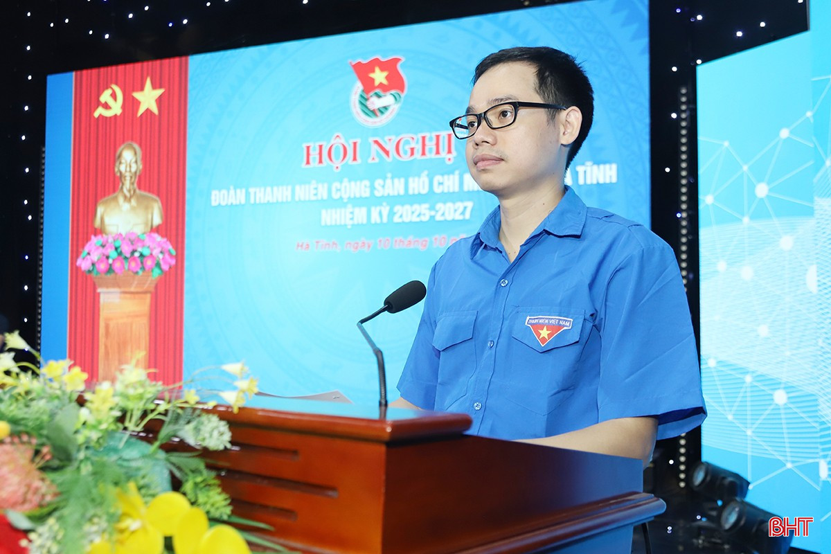 Đoàn viên Nguyễn Huy Quân trình bày tham luận: Đoàn viên Nguyễn Huy Quân trình bày tham luận: