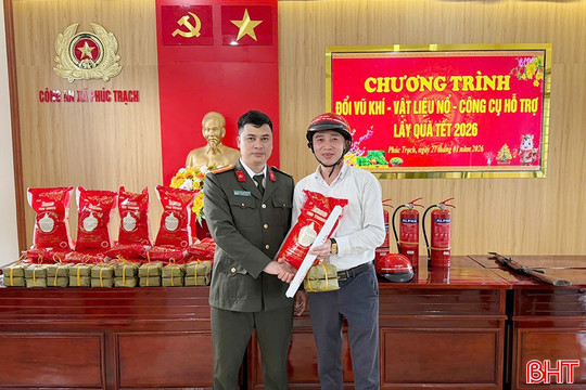 Giao nộp vũ khí, pháo lậu nhận bánh chưng, quà tết