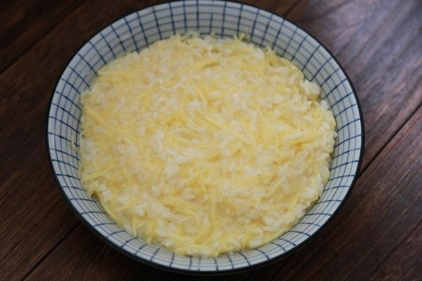 Cơm thừa đừng vội vứt đi, mẹ tận dụng làm ngay bánh gạo chiên ngon hết ý