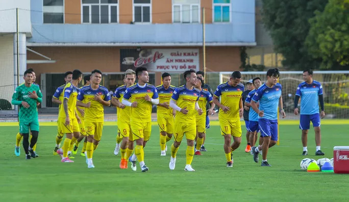 Cận cảnh buổi tập luyện đầu tiên của Đội tuyển Việt Nam chuẩn bị đón UAE trên SVĐ Mỹ Đình - Ảnh 1. Cận cảnh không khí vui vẻ buổi tập đầu tiên của Đội tuyển Việt Nam chuẩn bị đấu Thái Lan