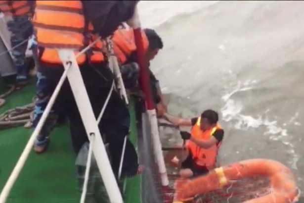 Cứu sống 12 người trên tàu Thành Công 999 bị chìm ở vùng biển Hà Tĩnh