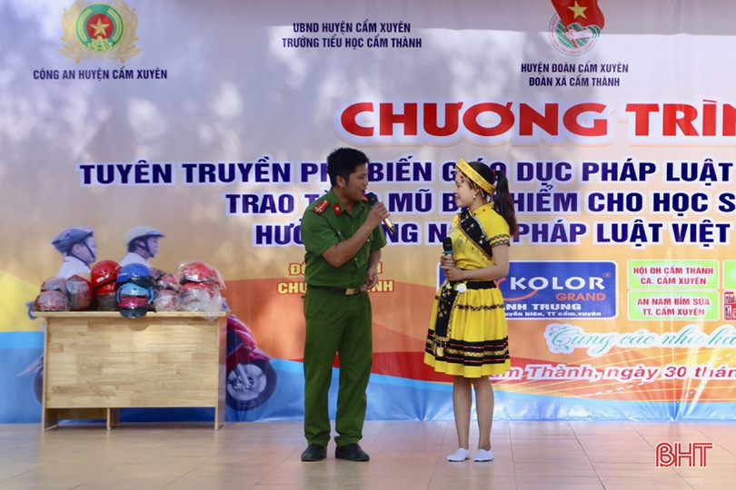 Trao tặng 273 mũ bảo hiểm cho học sinh Trường Tiểu học Cẩm Thành