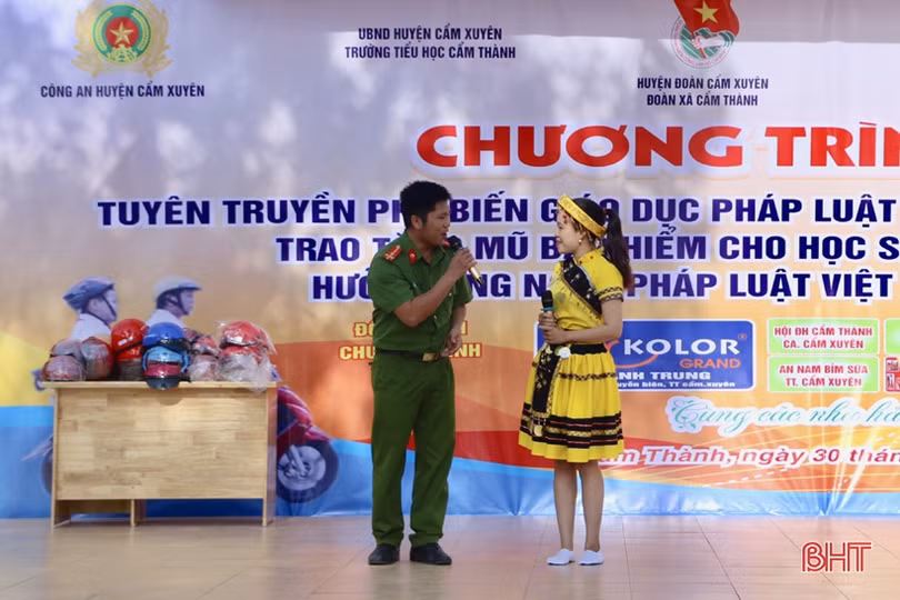 Trao tặng 273 mũ bảo hiểm cho học sinh Trường Tiểu học Cẩm Thành