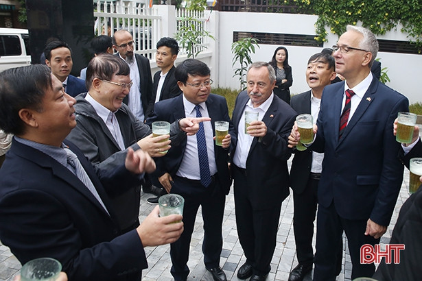 Lễ hội Bia Oktoberfest của CHLB Đức lần đầu diễn ra tại Hà Tĩnh