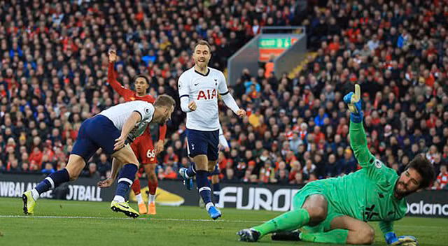 Salah ghi bàn trên chấm 11m, Liverpool ngược dòng đánh bại Tottenham