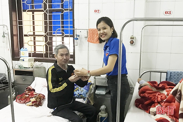 Hơn 200 suất cháo đến với các bệnh nhân nghèo ở Lộc Hà