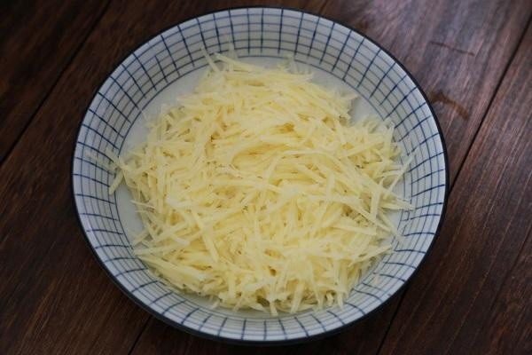 Cơm thừa đừng vội vứt đi, mẹ tận dụng làm ngay bánh gạo chiên ngon hết ý