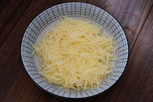 Cơm thừa đừng vội vứt đi, mẹ tận dụng làm ngay bánh gạo chiên ngon hết ý