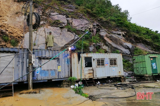 Sạt lở núi vùi lấp container và cột điện ở thị xã Kỳ Anh