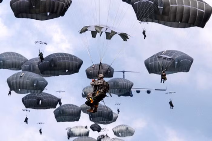 Lính Mỹ liên tục luyện tập nhảy dù, chính quyền Okinawa tức giận