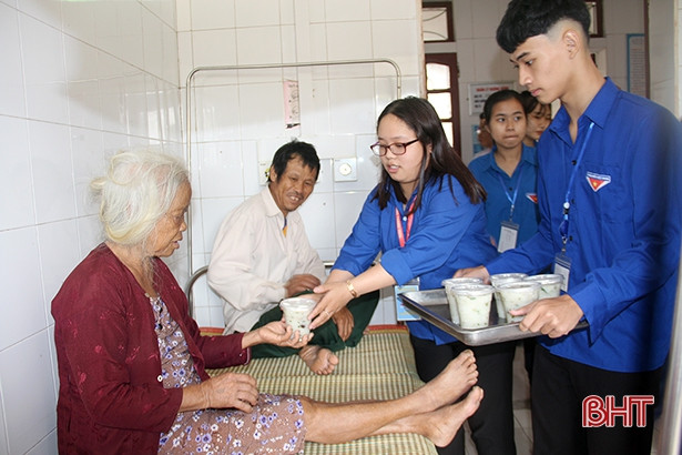 Thầy trò Can Lộc phát cháo thiện nguyện cho bệnh nhân nghèo