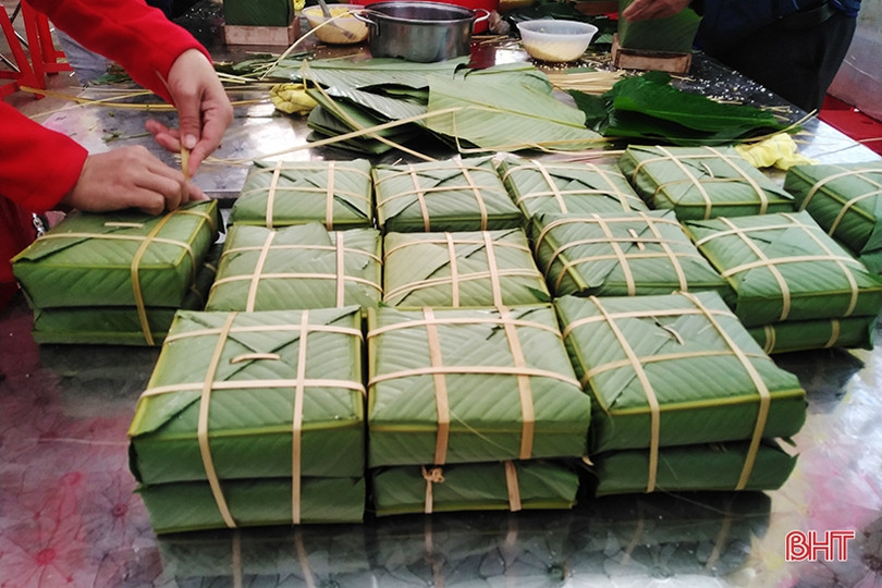 Người dân Hồng Lĩnh thi gói bánh chưng dâng Thánh tại Lễ hội đền Cả - Dinh đô quan Hoàng Mười